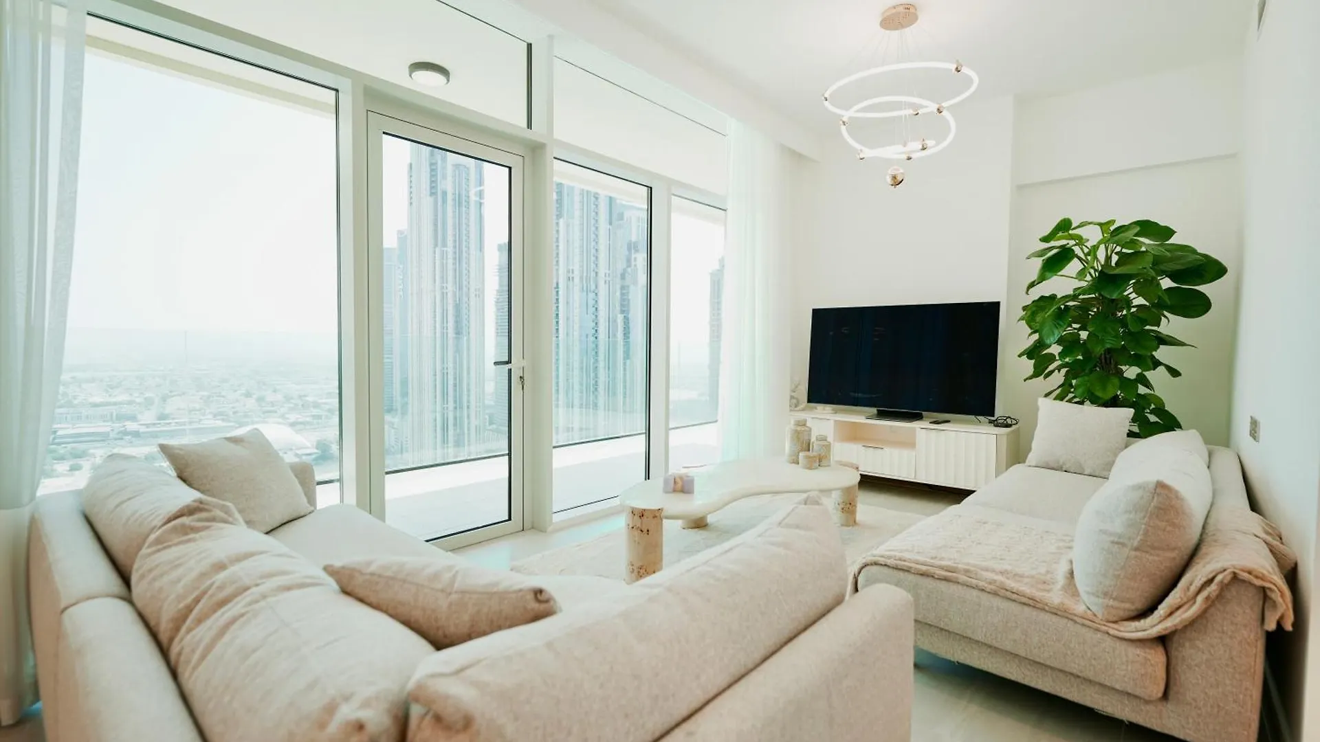 Elegant 2-Bedroom Apartment, Branded & Luxury Amenities Dubai 0*,  Verenigde Arabische Emiraten